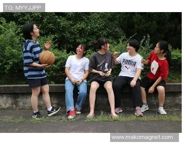 足球明星嗑瓜子趣味视频揭秘他们的休闲时刻与场外生活趣事